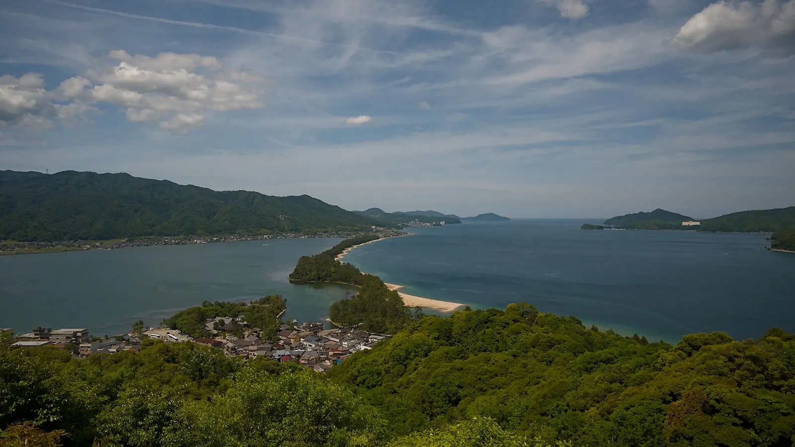 天橋立と宮津湾を高台から見下ろした昼間の景色