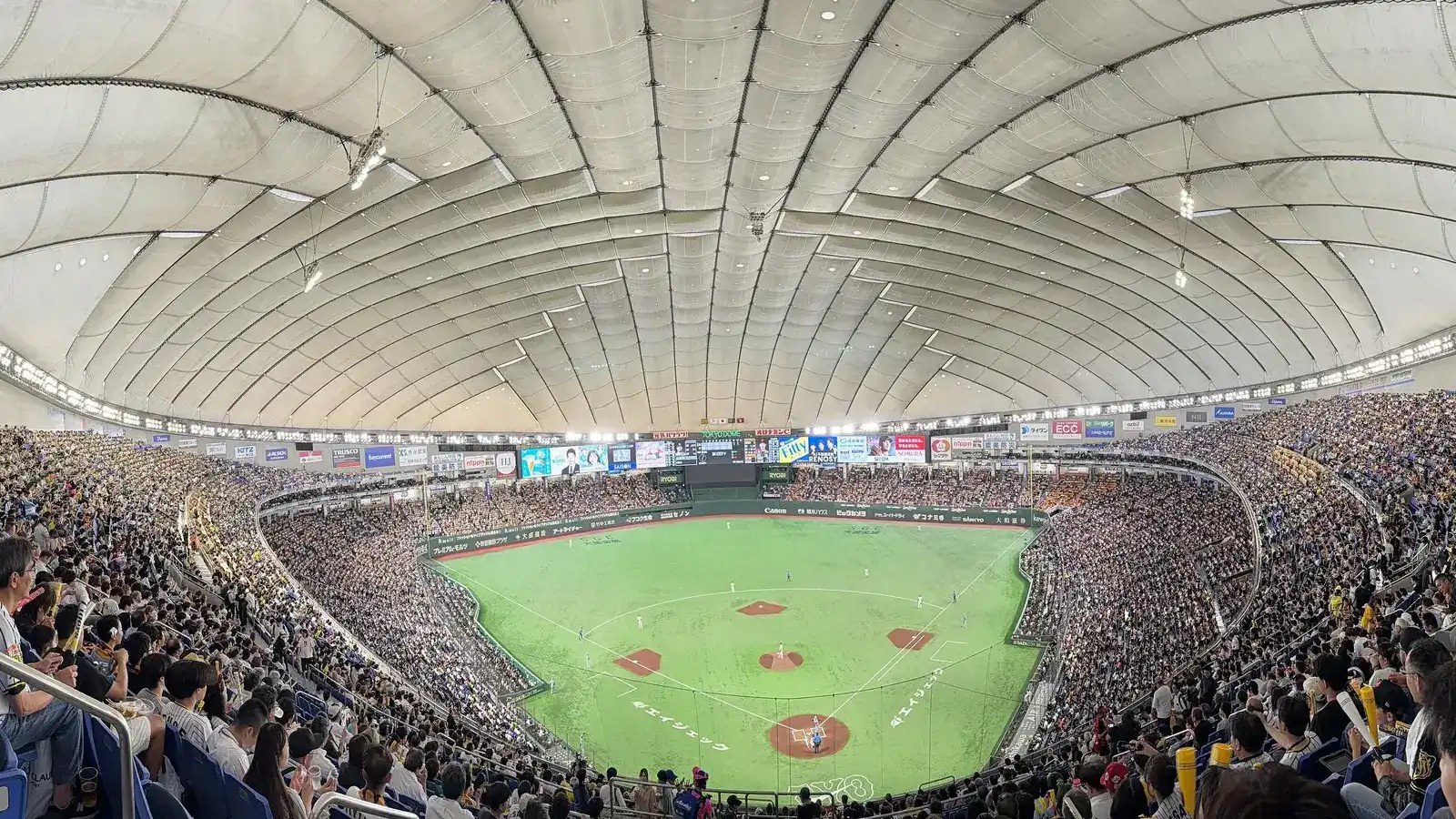 観客で埋まった東京ドームの内野と外野を、スタンドの上段から見渡した写真